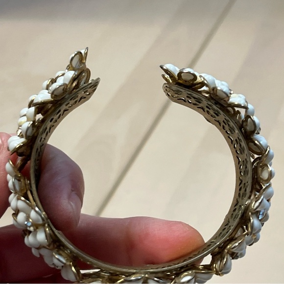 Vintage White Enamel, Rhinestone & Gold Tone Floral Cuff Bracelet Bangle - Picture 11 of 13